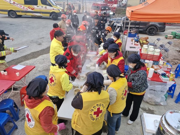 23일 울산 울주군 산불 현장에서 대한적십자사 울산지사 봉사원들이 진화요원들에게 급식을 제공하고 있다.(사진=대한적십자사)
