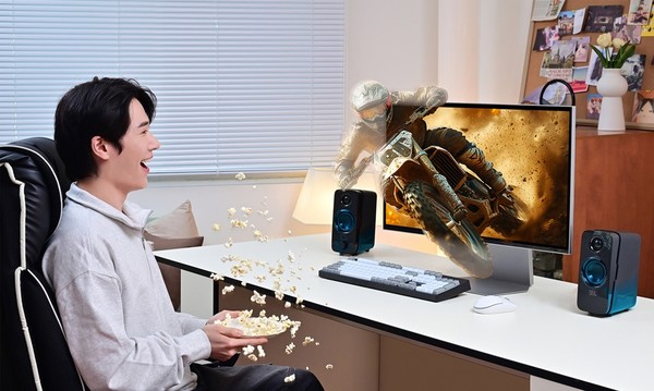 국내 최초 무안경 3D 게이밍 모니터 ‘오디세이 3D’ 체험하고 있는 모습 (사진=삼성전자)