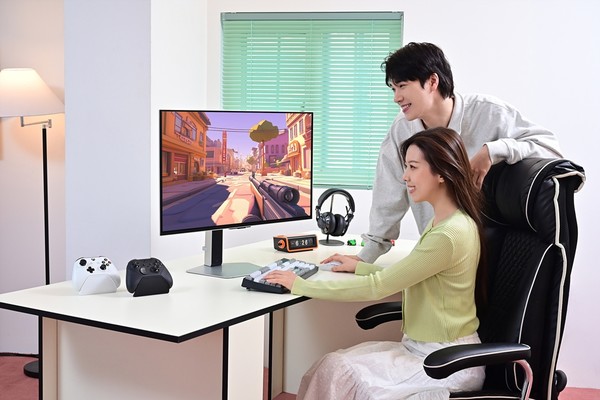 2025년형 ‘오디세이 OLED G8’을 체험하고 있는 모습 (사진=삼성전자)