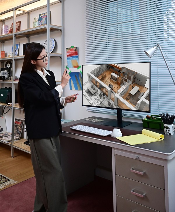 세계 최초 4K 화질 16:9 화면비의 37형 대화면 모니터 ‘뷰피니티 S8’을 체험하고 있는 모습 (사진=삼성전자)