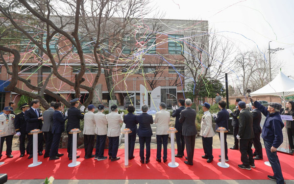 24일 서울 용산고등학교 호국동산에서 열린 6·25참천유공자 명비 제막식에서 강정애 국가보훈부 장관과 참전유공자들을 비롯한 내빈들이 제막을 하고 있다.(사진=국가보훈부)
