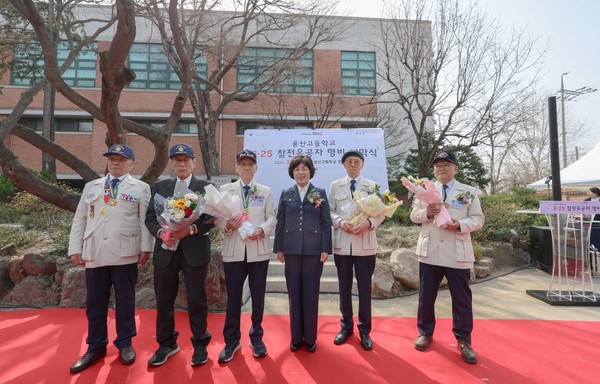 강정애 국가보훈부 장관이 24일 서울 용산고등학교 호국동산에서 열린 6·25 참전유공자 명비 제막식에서 참전유공자들에게 꽃다발 전달 후 기념촬영을 하고 있다.(사진=국가보훈부)