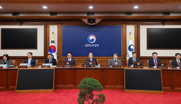 한덕수 대통령 권한대행 국무총리가 25일 정부서울청사에서 열린 국무회의를 주재하고 있다.(사진=국무조정실)