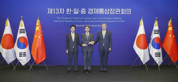 지난 3월 30 서울 대한상공회의소에서 안덕근 산업통상자원부 장관, 무토 요지 일본 경제산업성 대신, 왕 원타오 중국 상무부 부장을 비롯한 한·일·중 3국 정부대표단이 참석한 가운데 제13차 한·일·중 경제통상장관회의가 개최됐다.(사진=산업통상자원부)