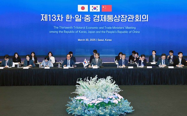 지난 3월 30 서울 대한상공회의소에서 안덕근 산업통상자원부 장관, 무토 요지 일본 경제산업성 대신, 왕 원타오 중국 상무부 부장을 비롯한 한·일·중 3국 정부대표단이 참석한 가운데 제13차 한·일·중 경제통상장관회의가 개최됐다.(사진=산업통상자원부)