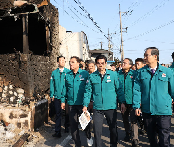 한덕수 대통령 권한대행 국무총리가 2일 경북 영덕군 노물리 산불피해 현장을 살펴보고 있다.(사진=국무조정실)