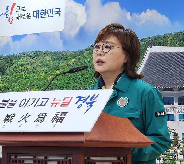 양금희 경상북도 경제부지사가 7일 도청 브리핑룸에서 ‘초대형 산불극복 경제산업 재창조 2초 프로젝트’ 관련 언론브리핑을 하고 있다.(사진=경상북도)