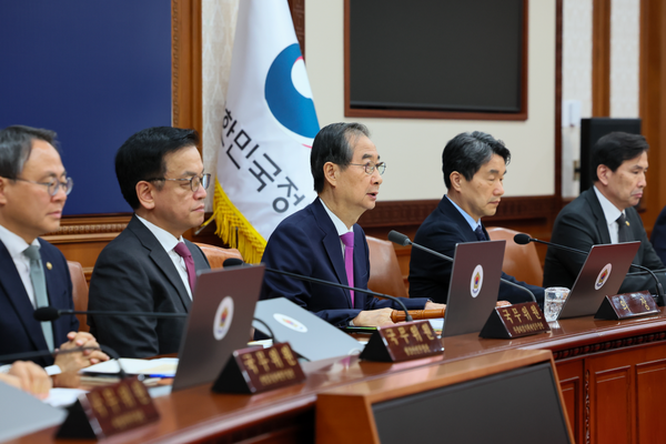 한덕수 대통령 권한대행 국무총리가 8일 정부서울청사에서 열린 국무회의를 주재하고 있다.(사진=국무조정실)