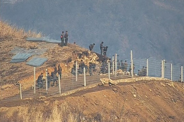 합참은 최근 북한군 활동자료를 지난 3월 27일 공개했다. 사진은 동부전선 굴토 및 채석작업 하는 모습 (사진=합동참모본부 제공)