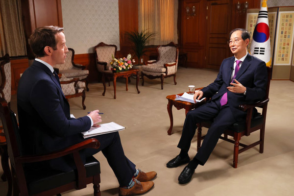 한덕수 대통령 권한대행 국무총리가 8일 오후 정부서울청사에서 美 언론사 CNN과 국정운영 방향, 미국의 관세조치에 대한 대응 등에 대해 인터뷰하고 있다.(사진=국무총리실)