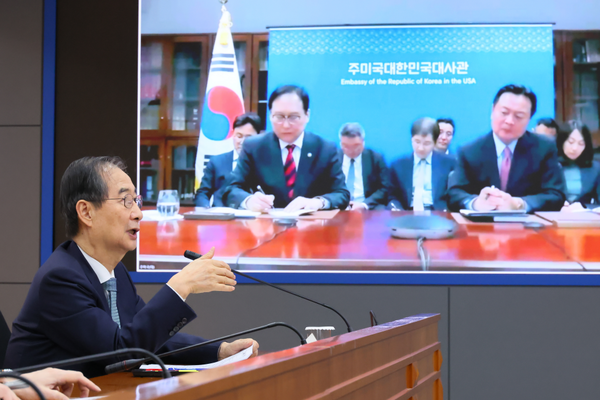 한덕수 대통령 권한대행 국무총리가 10일 정부서울청사에서 美 도널드 트럼프 행정부의 관세 정책 대응을 위해 방미 중인 정인교 산업통상자원부 통상교섭본부장, 조현동 주미한국대사로부터 화상으로 상황 보고를 받으며 발언하고 있다.(사진=국무총리실)