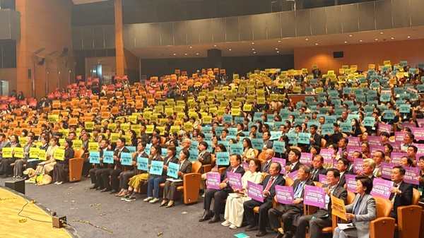 제19회 사회복지사의 날 기념 ‘사회복지사 전국대회’에 참여해 피켓을 들고 있는 사회복지사들 (사진=한국사회복지사협회)