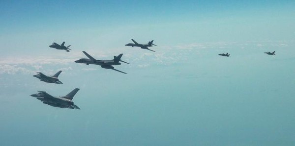 15일 미국 B-1B 전략폭격기를 비롯해 우리 공군 F-35A 스텔스 전투기와 F-16 전투기, 미 공군 F-16 전투기가 ‘한미 연합 공중훈련’을 펼치고 있다.(사진=국방부)