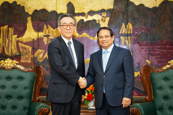 베트남을 공식 방문 중인 조태열 외교부 장관이 지난 16일(현지시간) 팜 민 찐 베트남 총리와 만나 악수하고 있다.(사진=외교부)