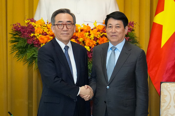 베트남을 공식 방문 중인 조태열 외교부 장관이 지난 16일(현지시간) 르엉 끄엉 베트남 국가주석과 만나 악수하고 있다.(사진=외교부)