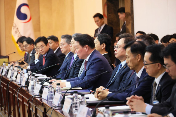 최태원 대한상공회의소 회장이 17일 정부서울청사에서 열린 제6차 2025년 아시아태평양경제협력체(APEC) 정상회의 준비위원회에서 발언하고 있다.(사진=국무총리실)