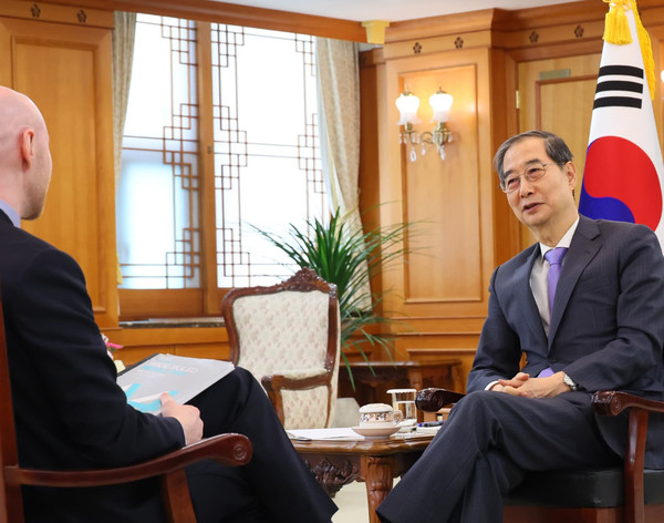 한덕수 대통령 권한대행 국무총리가 지난 17일 정부서울청사에서 英 언론사 Financial Times와 인터뷰하고 있다.(사진=국무총리실)