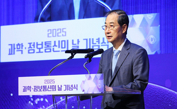 한덕수 대통령 권한대행 국무총리가 21일 서울 한국과학기술회관에서 열린 ‘2025년 과학·정보통신의 날 기념식’에서 기념사를 하고 있다.(사진=국무총리실)