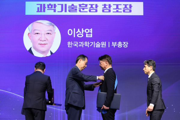 한덕수 대통령 권한대행 국무총리가 21일 서울 한국과학기술회관에서 열린 ‘2025년 과학·정보통신의 날 기념식’에서 훈장을 수여하고 있다.(사진=국무총리실)