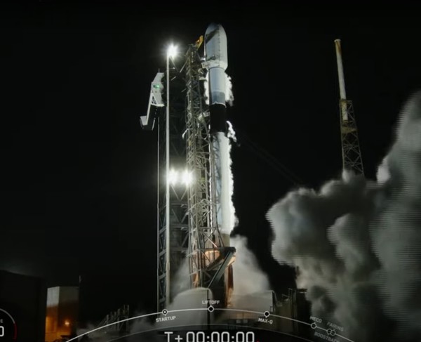 4월 22일 오전 9시 48분(한국시간) 미국 플로리다주 케이프 커너베럴 우주군기지에서 대한민국 정찰위성 4호기가 실린 스페이스X사의 팰컨-9 발사체가 발사되고 있다.(사진=스페이스X)