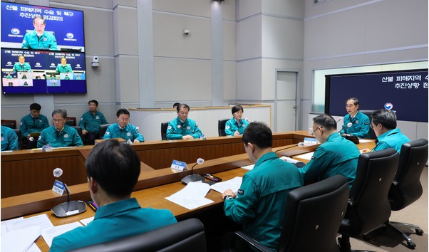 한덕수 대통령 권한대행 국무총리는 2행정안전부 중앙재난안전상황실 서울상황센터에서 경북·경남·울산 등 산불피해 지역의 수습과 복구 추진상황을 점검했다.[사진=국무조정실]