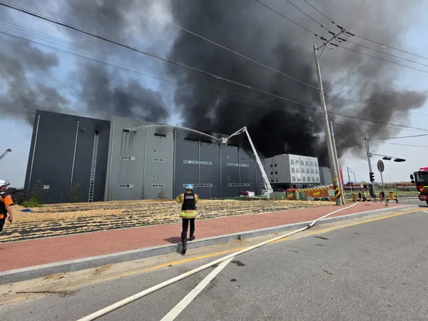 13일 경기 이천시 부발읍 물류센터 화재 현장에서 소방대원들이 진화작업을 하고 있다.(사진=경기도소방재난본부)