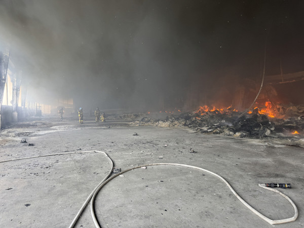 13일 경기 이천시 부발읍 물류센터 화재 현장에서 소방대원들이 막바지 진화작업을 하고 있다.(사진=경기도소방재난본부)