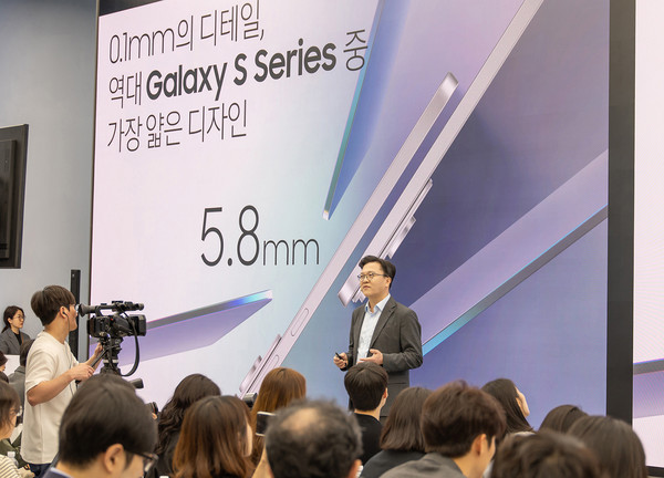 삼성 강남에서 진행된 ‘갤럭시 S25 엣지’ 공개 행사에서 삼성전자 MX사업부 스마트폰개발1팀 문성훈 부사장이 ‘갤럭시 S25 엣지’를 소개하고 있다.(사진=삼성전자)