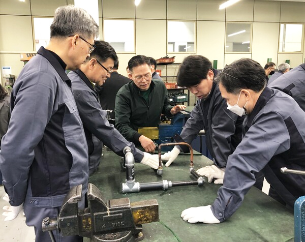 한국폴리텍대학 신중년특화과정 교육생들이 서울정수캠퍼스에서 지능형에너지설비과 공조냉동 실습 수업을 듣고 있다.(사진=한국폴리텍대학)