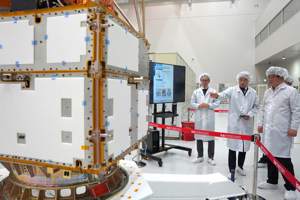 권재한 농촌진흥청장이 15일, 경남 사천에 있는 한국항공우주산업(주)을 방문해 차세대 중형위성 4호(농림위성) 개발 현장을 둘러보고 있다.(사진=농촌진흥청)