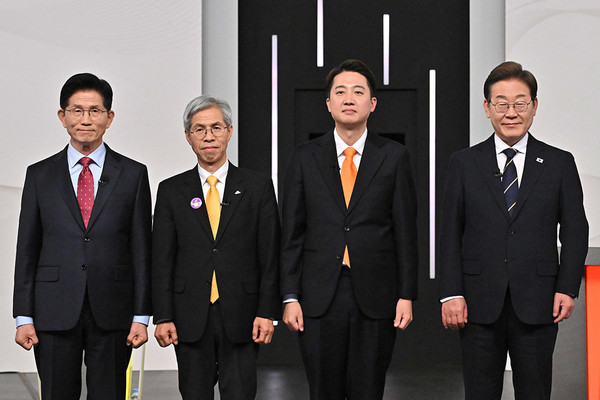 (왼쪽부터)국민의힘 김문수, 민주노동당 권영국, 개혁신당 이준석, 더불어민주당 이재명 대통령 후보가 18일 서울 마포구 SBS프리즘타워에서 중앙선거방송토론위원회 주관 제21대 대통령선거 후보자 토론회 기념 촬영을 하고 있다.(사진=국회사진취재단)