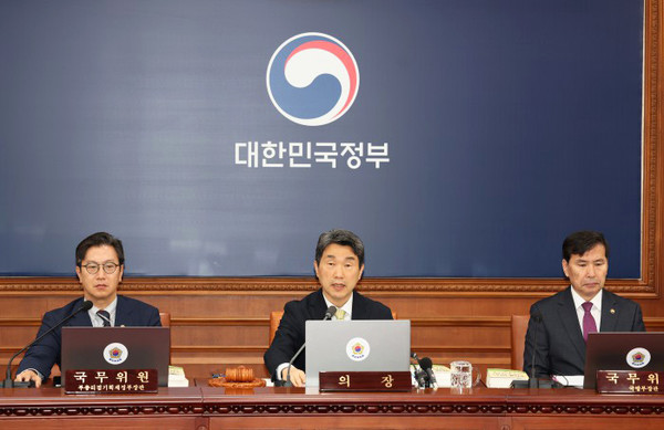 이주호 대통령 권한대행 부총리 겸 교육부장관이 20일 정부서울청사에서 열린 제22회 국무회의를 주재하고 있다.(사진=교육부)