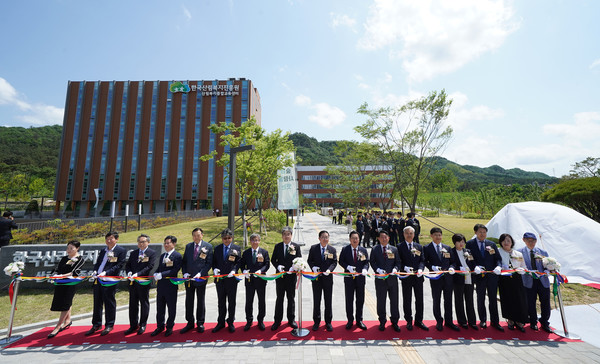  임상섭 산림청장, 장종태 국회의원, 이장우 대전광역시장, 남태헌 한국산림복지진흥원장 등 관계자들이 한국산림복지진흥원 산림복지종합교육센터 개소식에서 테이프 커팅을 하고 있다.(사진=산림청)