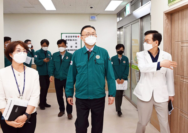 이한경 행정안전부 재난안전관리본부장이 26일 충북 청주의료원을 방문해 최근 ‘코로나 재유행’ 대응 상황 및 응급의료상황을 점검하고 병동을 둘러보고 있다.(사진=행정안전부)