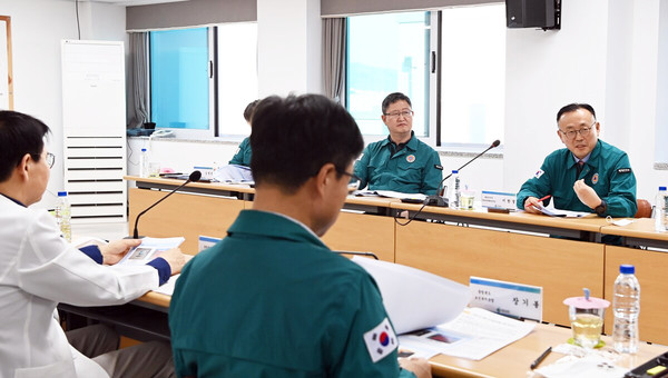 이한경 행정안전부 재난안전관리본부장이 26일 충북 청주의료원을 방문해 최근 ‘코로나 재유행’ 대응 상황 청취 및 비상진료체계 현장 간담회를 하고 있다.(사진=행정안전부)