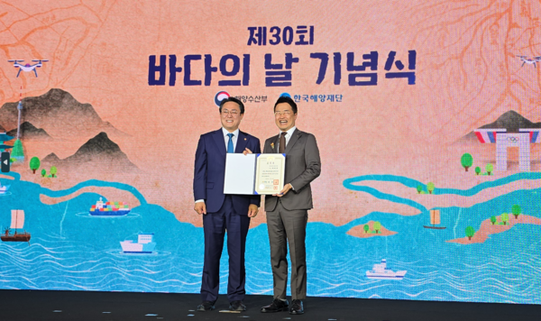 최태성 강사가 제30회 바다의 날 기념식에서 ‘대통령표창’을 수상하고 강도형 해양수산부 장관과 기념사진을 촬영하고 있다.(사진=별별한국사)