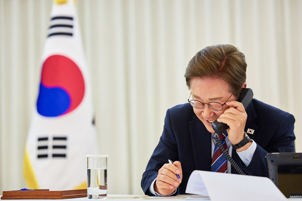 이재명 대통령이 지난 6일 대통령실 관저에서 도널드 트럼프 미국 대통령과 전화 통화를 하고 있다.(사진=대통령실)