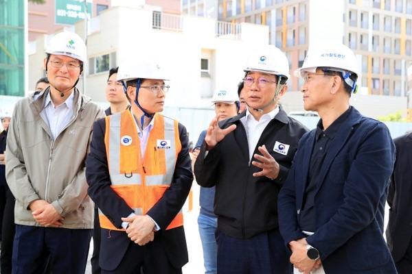 박상우 국토교통부 장관이 지난 6일 인덕원~동탄 복선전철 제10공구 항타기 전도사고 현장에서 사고 수습 상황을 점검하고 있다.(사진=국토교통부)