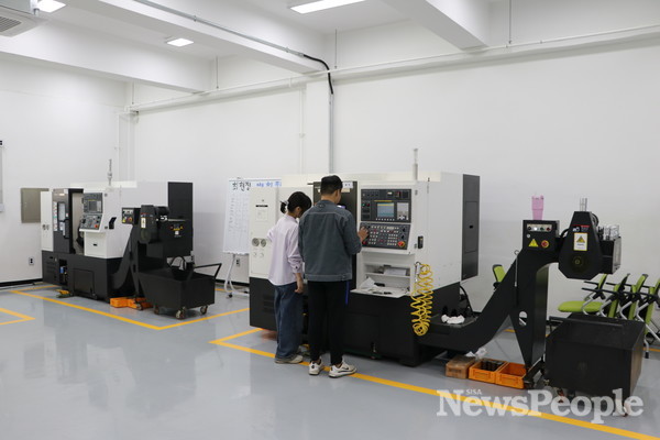 (사진=3D프린터와 스캐너, 레이저조각기 등 풍부한 학습기자재를 갖추고 있는 실습실)