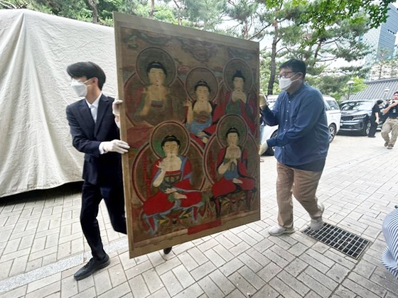 10일 오전 서울 종로구 조계사에서 화재가 발생해 한국불교중앙박물관에 전시 중이던 유물 일부가 국립고궁박물관으로 긴급 이송되고 있다.(사진=국가유산청)