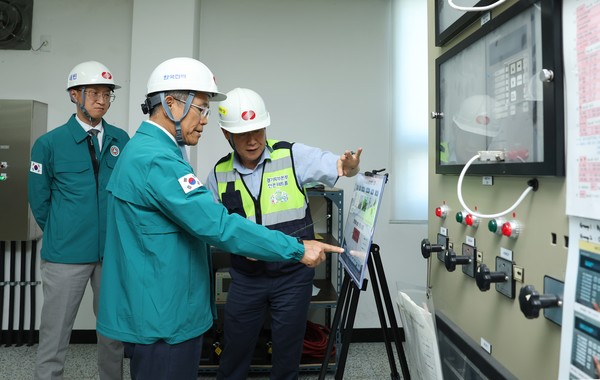 한국전력 김동철 사장이 신의정부 변전소 현장을 점검하고 있다.(사진=한국전력)