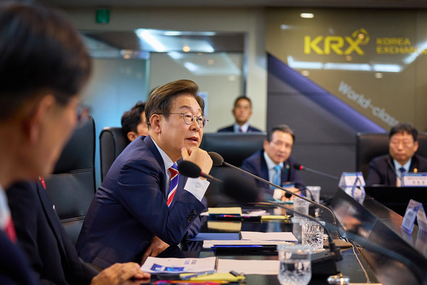 이재명 대통령이 지난 11일 서울 영등포구 한국거래소를 찾아 주식시장 불공정 거래 근절을 위한 현장 간담회를 가졌다.(사진=이재명 대통령 SNS)