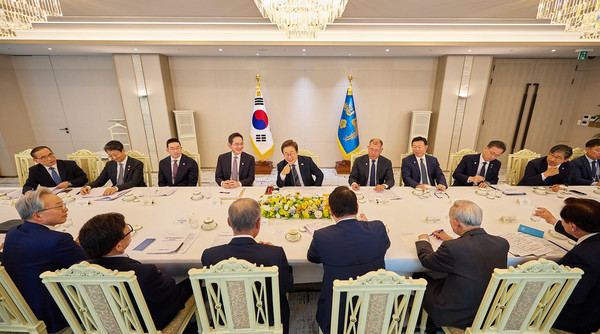 이재명 대통령이 지난 13일 서울 용산 대통령실에서 6경제단체와 기업인 간담회를 하고 있다.(사진=이재명 대통령 SNS)