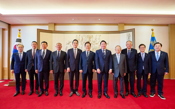 이재명 대통령이 지난 13일 서울 용산 대통령실에서 6경제단체와 기업인 간담회에서 참석자들과 기념촬영을 하고 있다. (왼쪽부터) 최진식 한국중견기업연합회 회장, 구광모 LG그룹 회장, 신동빈 롯데그룹 회장, 정의선 현대차그룹 회장, 이재용 삼성전자 회장, 이재명 대통령, 최태원 SK그룹 회장 겸 대한상공회의소 회장, 손경식 한국경영자총협회 회장, 류진 한국경제인협회 회장, 윤진식 한국무역협회 회장, 김기문 중소기업중앙회 회장(사진=이재명 대통령 SNS)