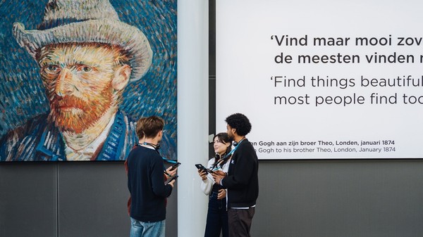 반고흐 미술관의 오디오 가이드 기기로 사용되는 갤럭시 S25+를 사용하는 모습 (사진=삼성전자)