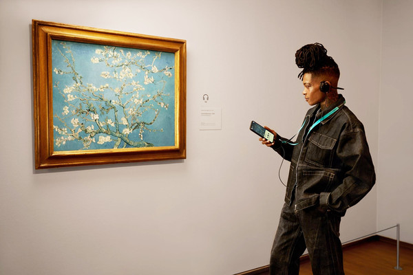 반고흐 미술관의 오디오 가이드 기기로 사용되는 갤럭시 S25+를 사용하는 모습 (사진=삼성전자)