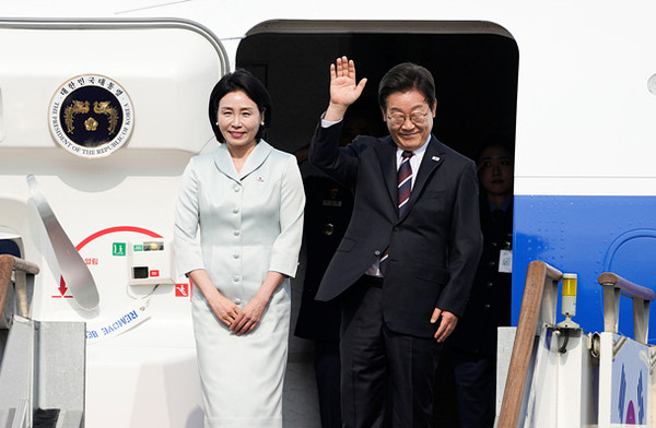 이재명 대통령이 16일 오후 캐나다에서 열리는 주요 7개국(G7) 정상회의 참석을 위해 경기 성남 서울공항에서 공군 1호기에 탑승 전 인사하고 있다. (사진=TV 화면 갈무리)