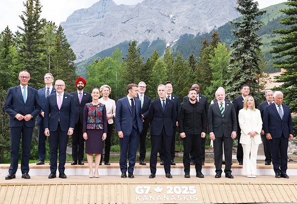 이재명 대통령이 17일(현지시간) 캐나다 앨버타주 캐내내스키스 주요 7개국(G7) 정상회의장에서 G7 및 초청국 정상들과 기념촬영을 하고 있다.(사진= 대통령실사진기자단)