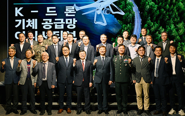 17일 ‘K-드론 기체공급망 이니셔티브 공식 출범식’에서 참석자들이 기념촬영을 하고 있다.(사진=우주청 제공)