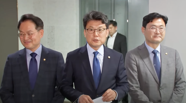 더불어민주당 진성준 정책위의장이 국회에서 열린 추경 관련 비공개 실무 당정 정책협의회를 마친 뒤 브리핑하고 있다.(사진=TV 화면 갈무리)